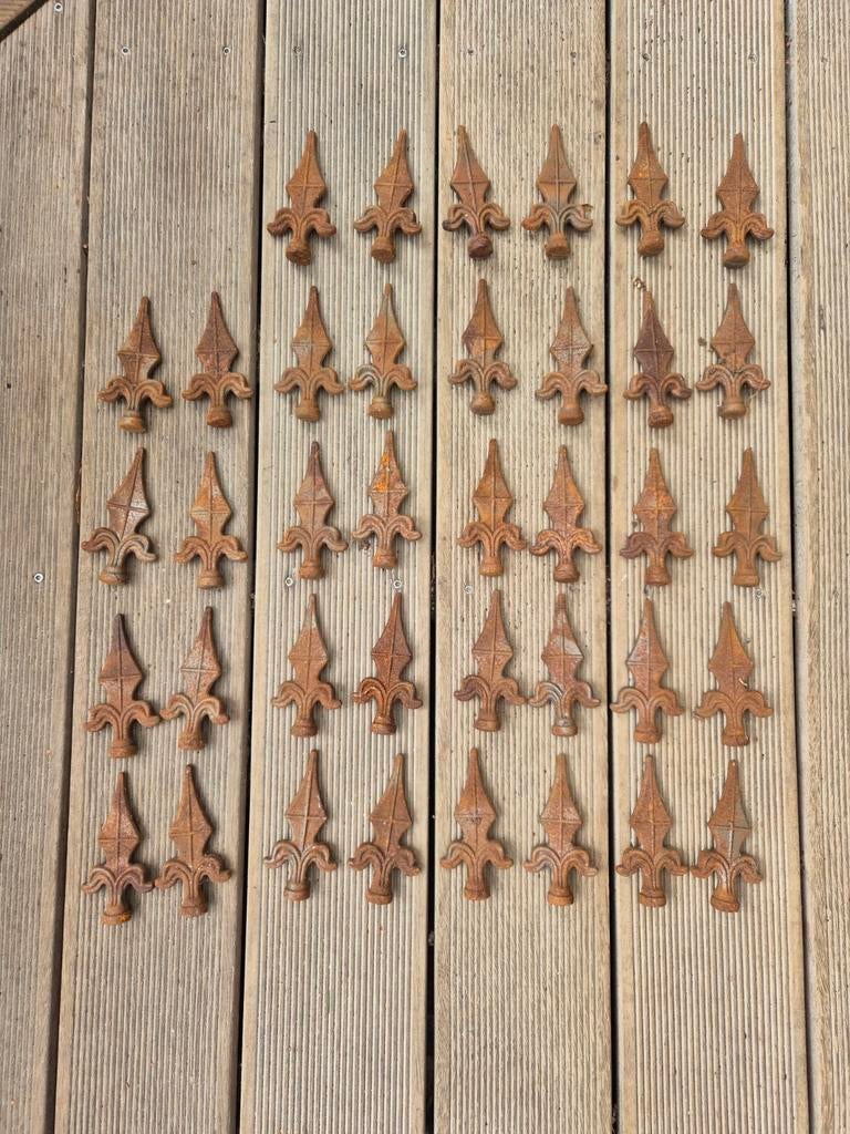 38 stuks smeedijzeren hekpunten, Ophalen of Verzenden, Gebruikt, IJzer