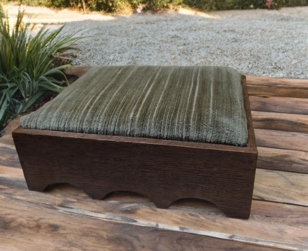 Houten voetenbankje met gestoffeerde zitting, Ophalen, Minder dan 50 cm, Gebruikt, Vierkant