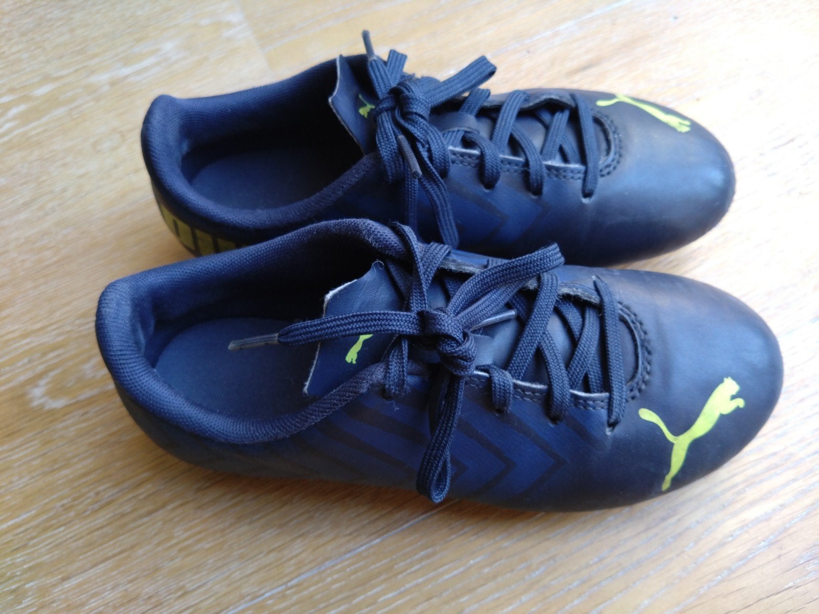 Puma voetbalschoenen, donkerblauw met geel logo maat 34, Gebruikt, Maat XS of kleiner, Schoenen, Ophalen of Verzenden