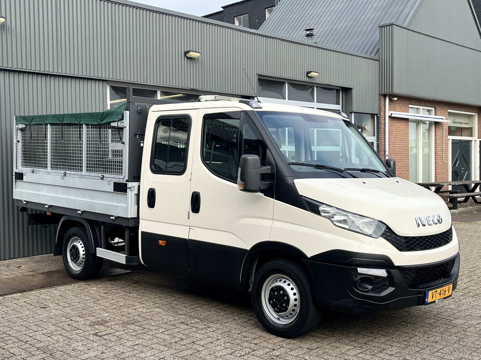 Iveco Daily 35S11D 2.3 345 7 persoons 3500kg trekgewicht Air, 13 km/l, Euro 5, Achterwielaandrijving, Zwart