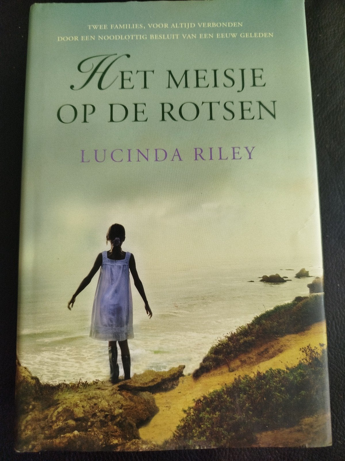 LUCINDA RILEY HET MEISJE OP DE ROTSEN HARDCOVER, Boeken, Europa overig, Lucinda Riley, Ophalen of Verzenden, Zo goed als nieuw