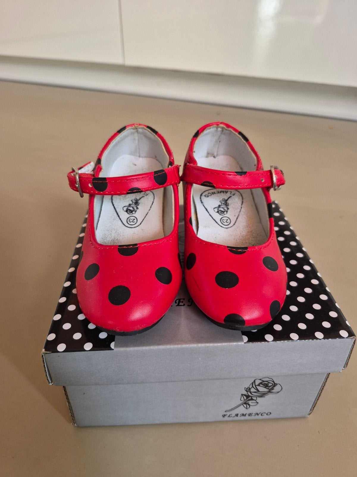 Nieuwe rode flamenco hakjes voor kinderen - mt 23, Kinderen en Baby's, Ophalen, Nieuw, Meisje, Schoenen