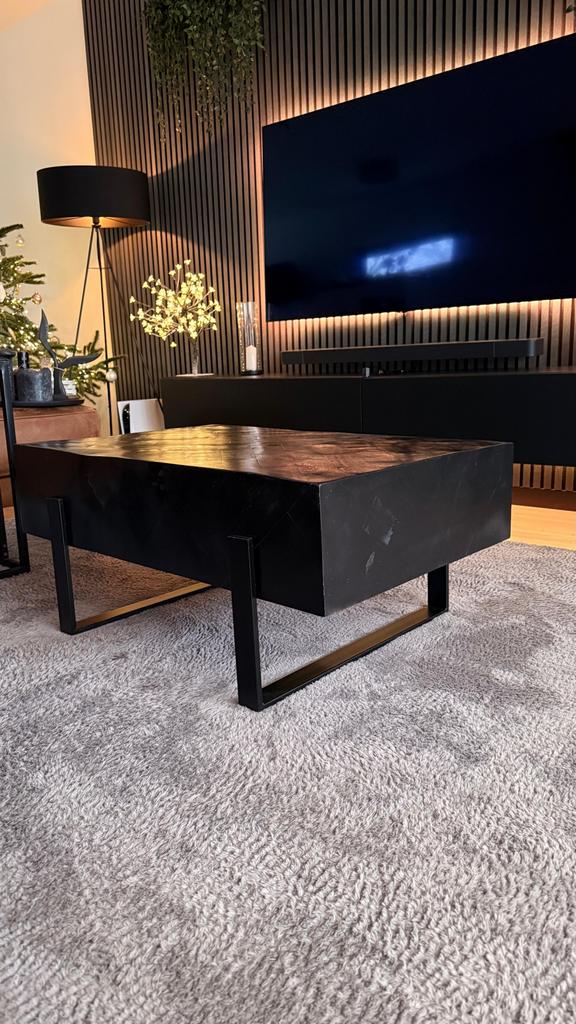 Zwarte salontafel met metalen onderstel, Huis en Inrichting, Tafels | Salontafels, Ophalen, Gebruikt, 100 tot 150 cm, Vierkant