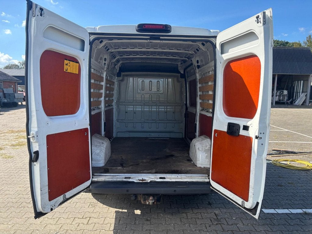 Foto 18 van Peugeot Boxer GB 330 L2h2 130PK 2017 luchtgeveerde stoel