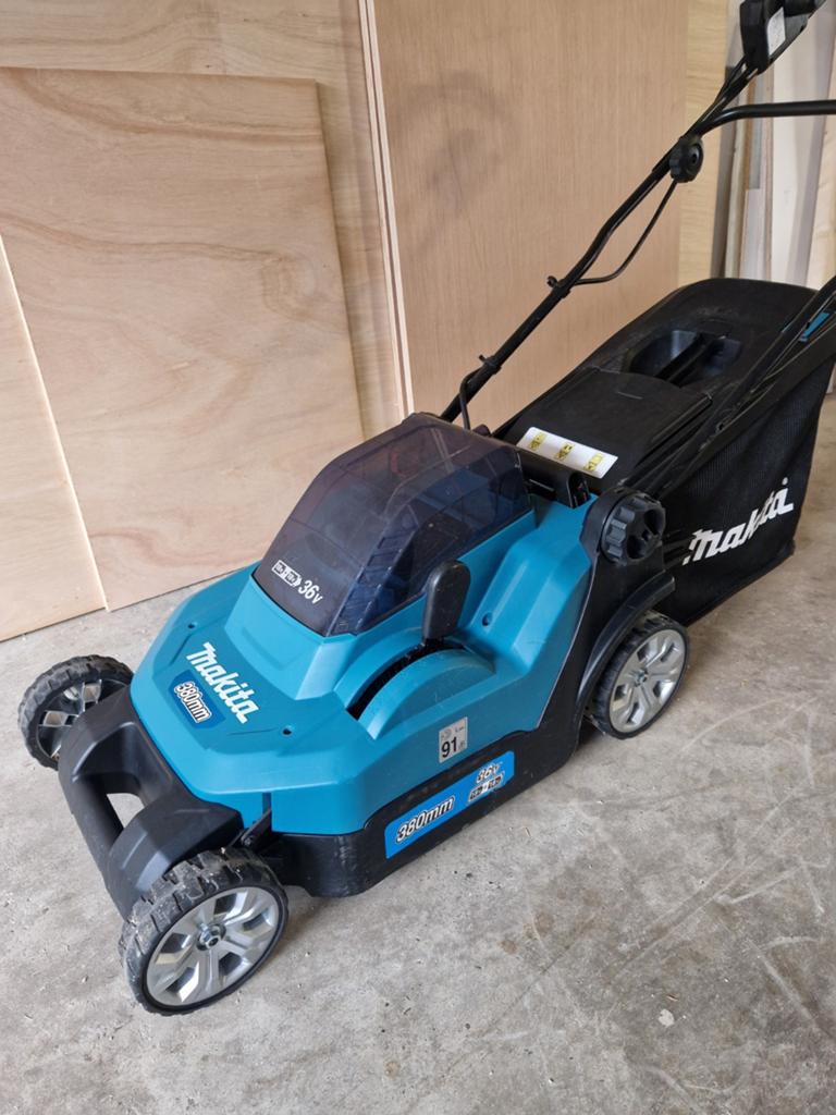 Makita Accu Grasmaaier 36V (2x18V) 38cm Maaibreedte, Cirkelmaaier, Gebruikt, Accu-grasmaaier, Ophalen of Verzenden