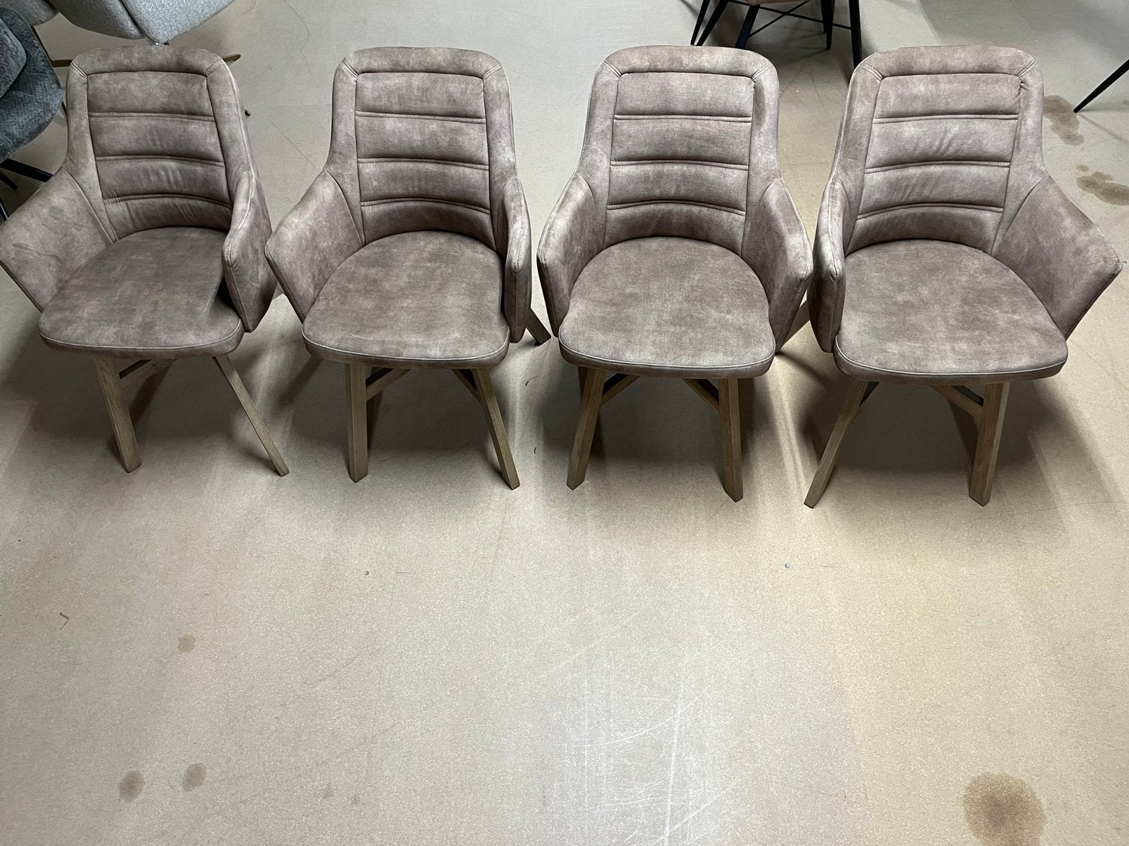 4 eetstoelen showroommodel in leverkleur van 856.- nu 350.-, Ophalen, Zo goed als nieuw, Stof, Vijf, Zes of meer stoelen
