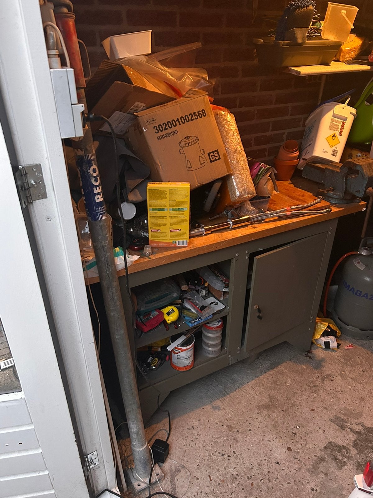 Stevige stalen werkbank met bankschroef – 137 × 51 cm, Doe-het-zelf en Verbouw, Ophalen, Zo goed als nieuw, Bankschroef