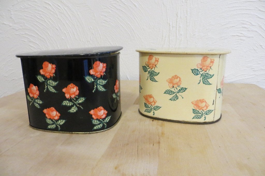 2 vintage blikjes van tomado, zwart met roosjes, Verzamelen, Blikken, Ophalen of Verzenden, Gebruikt, Koek(jes), Overige merken