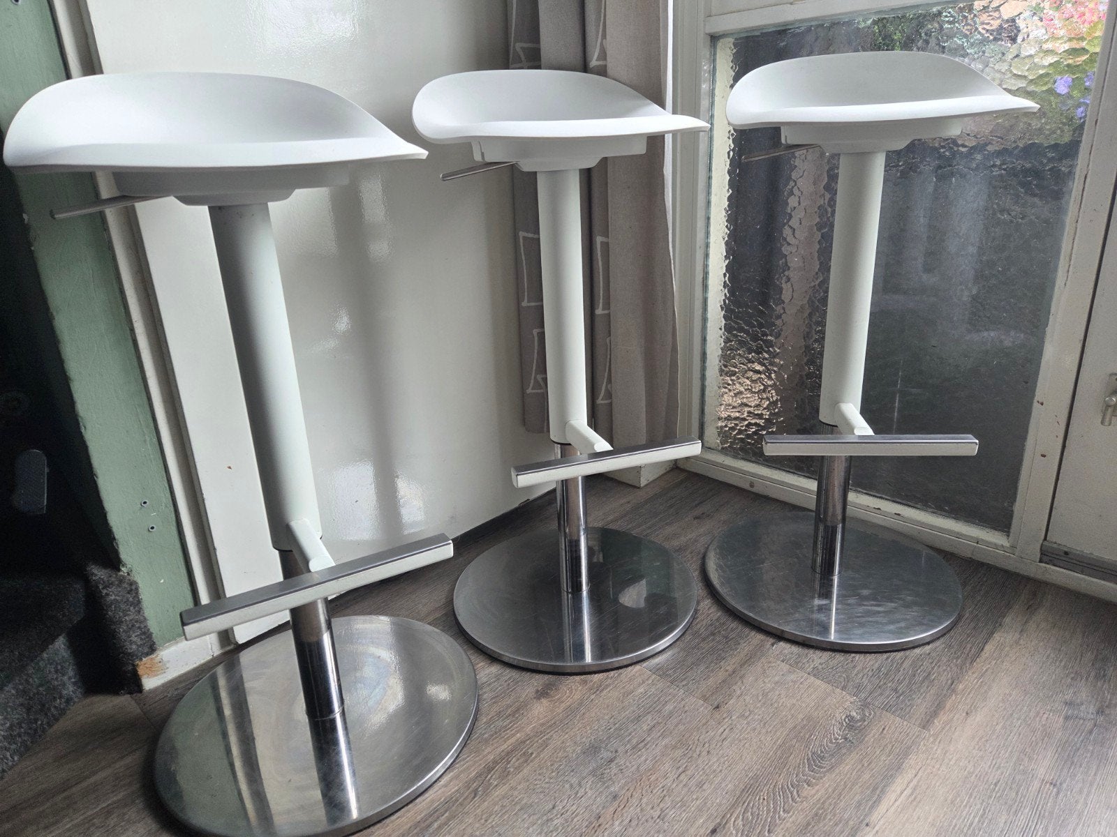 Foto 3 van Wit/chroom Ikea barkrukken