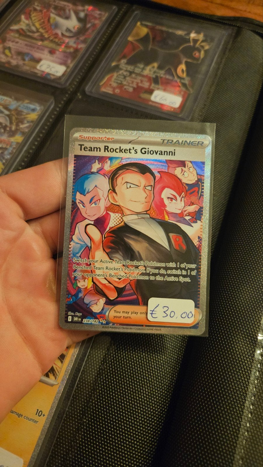 Team Rocket's Giovanni Full art Pokemonkaart!, Ophalen of Verzenden, Zo goed als nieuw