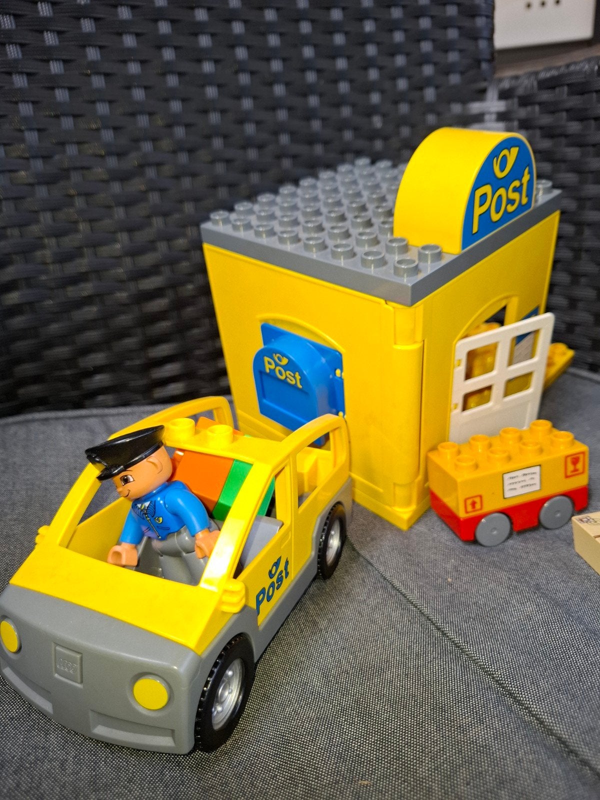 Lego Duplo Postkantoor met auto en postbode, Ophalen of Verzenden, Gebruikt, Overige merken