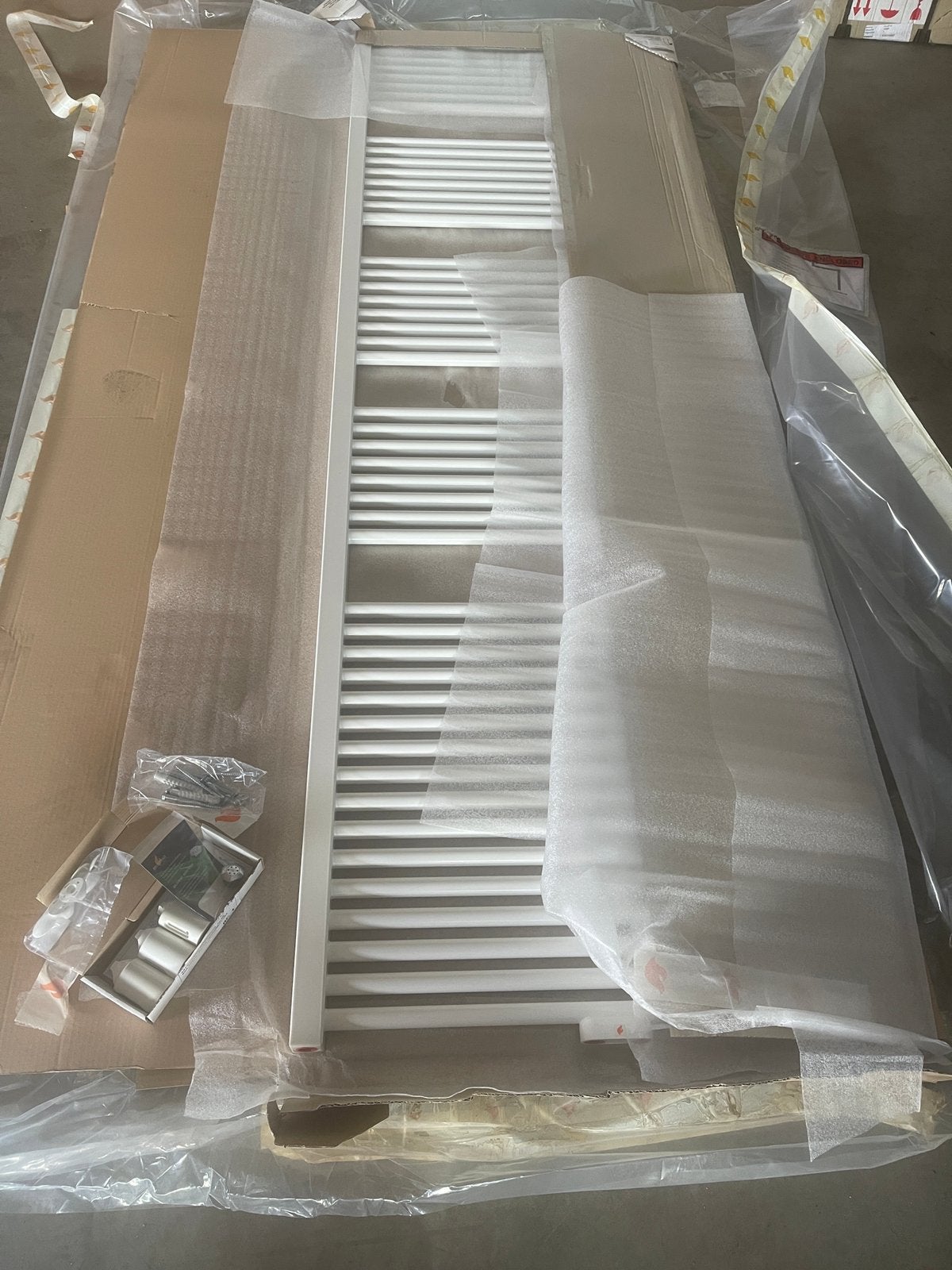 NIEUW badkamer radiator, Doe-het-zelf en Verbouw, Verwarming en Radiatoren, Ophalen, Radiator, Minder dan 60 cm, Zo goed als nieuw