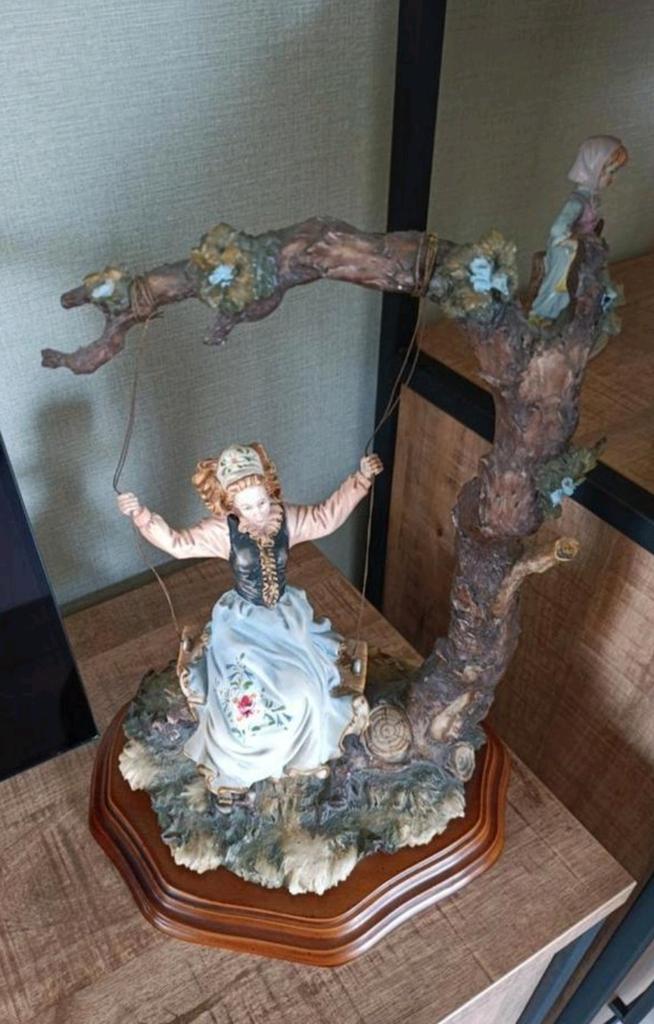 Decoratief beeld: Meisje op schommel aan boomstam, Ophalen of Verzenden