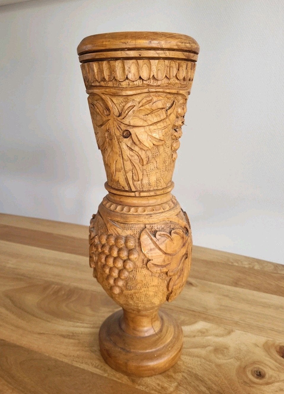 Decoratieve houten vaas met druivenmotief - 48cm hoog, Ophalen of Verzenden