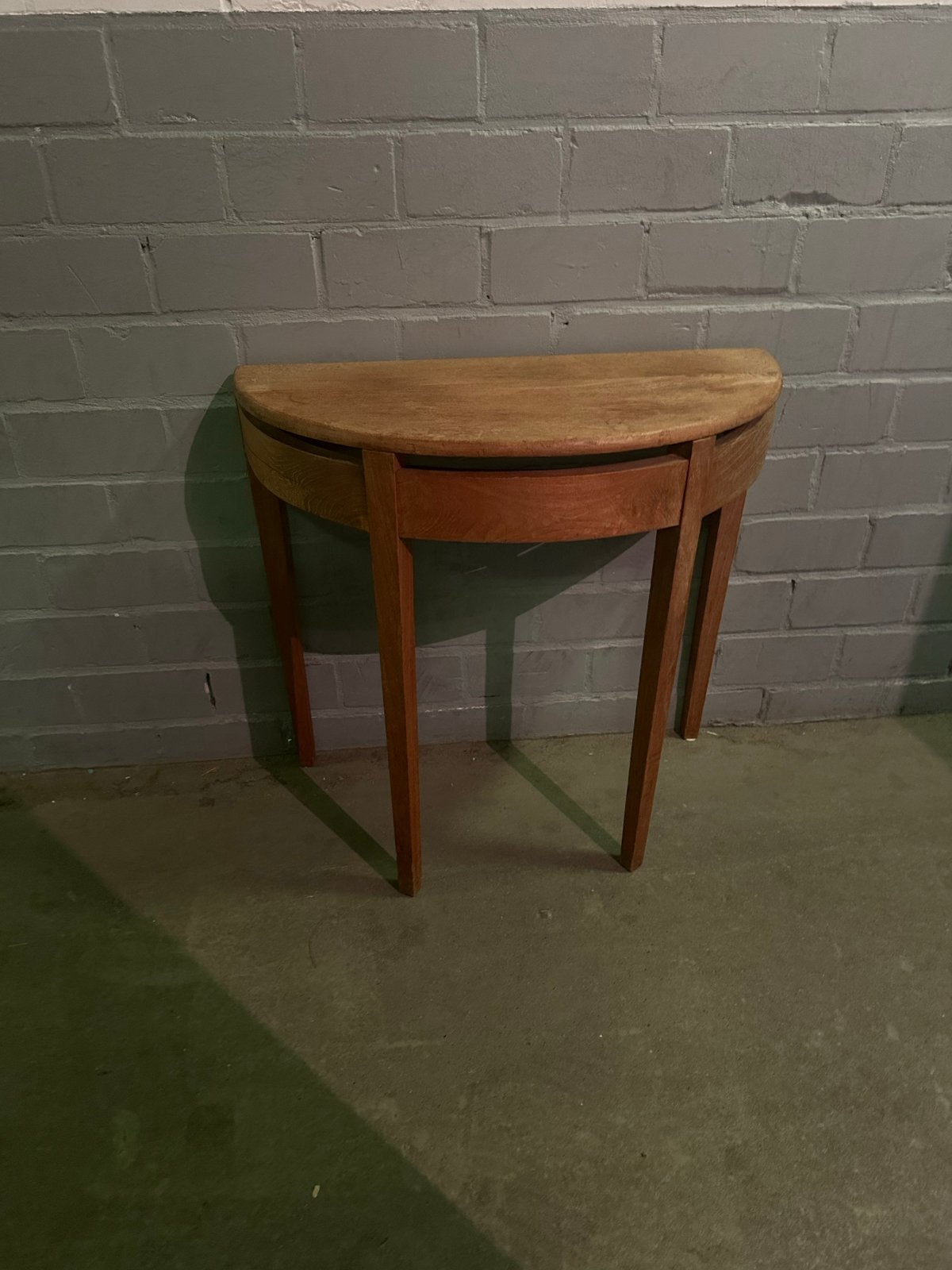 Halfronde houten sidetable / wandtafel, Ophalen
