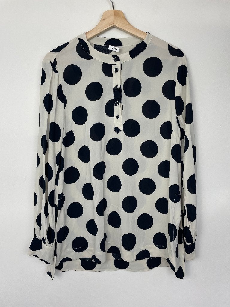 Kyra Suzy blouse maat L polkadot zwart wit opstaande kraag, NB BV/KYRA, Sales@kyra.eu, Wit, Ophalen of Verzenden