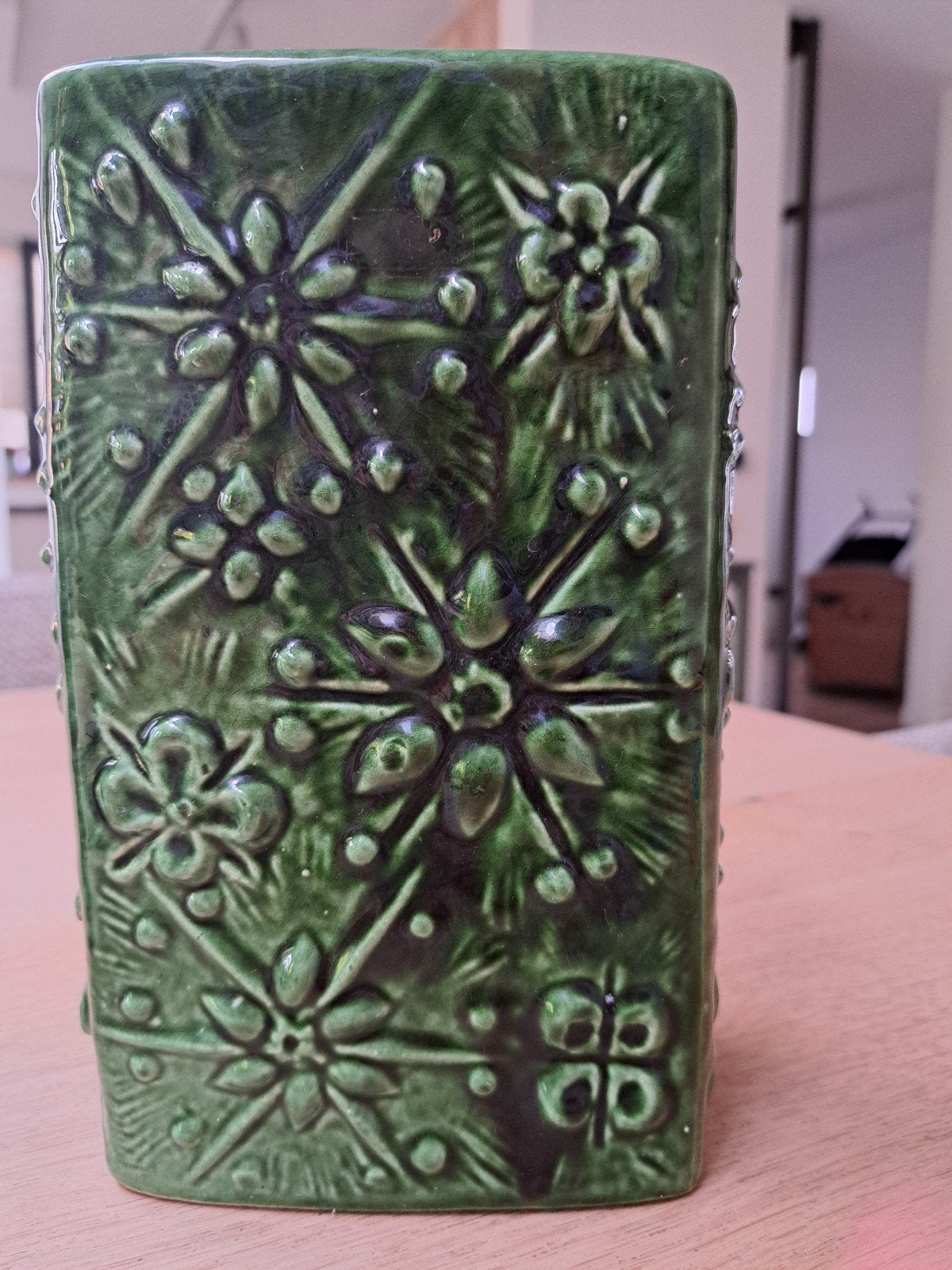 Vintage setje:bijzondere vaas met bloemmotief groen en kruik, Huis en Inrichting, Woonaccessoires | Vazen, Ophalen of Verzenden