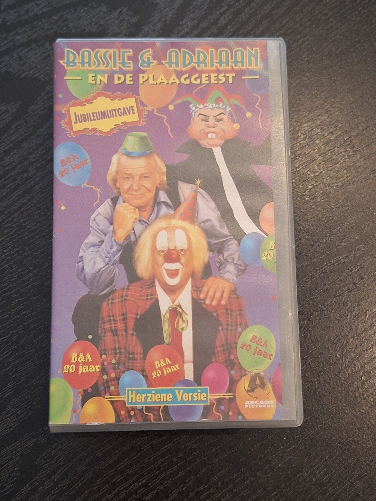 Bassie & Adriaan en de Plaaggeest - Jubileumuitgave VHS, Gebruikt, Alle leeftijden, Kinderprogramma's en -films, Overige typen