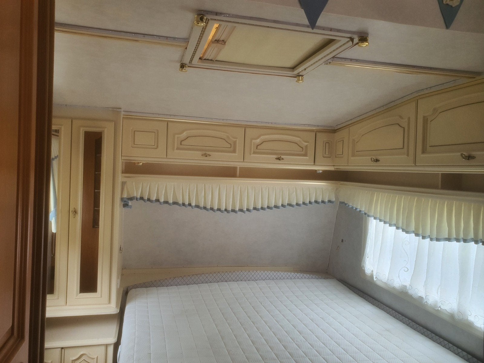 Nette Tabbert Baronesse 6.20 Voortent Airco 160cm Vast Bed, Caravans en Kamperen, Caravans, Vast bed, Rondzit, Tabbert, Kachel
