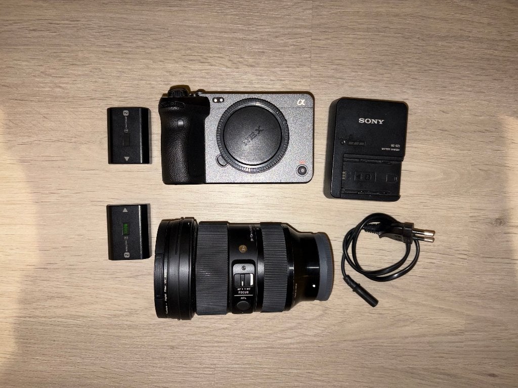 Sony FX3 met Sigma 24-70mm + 2x battery & oplader