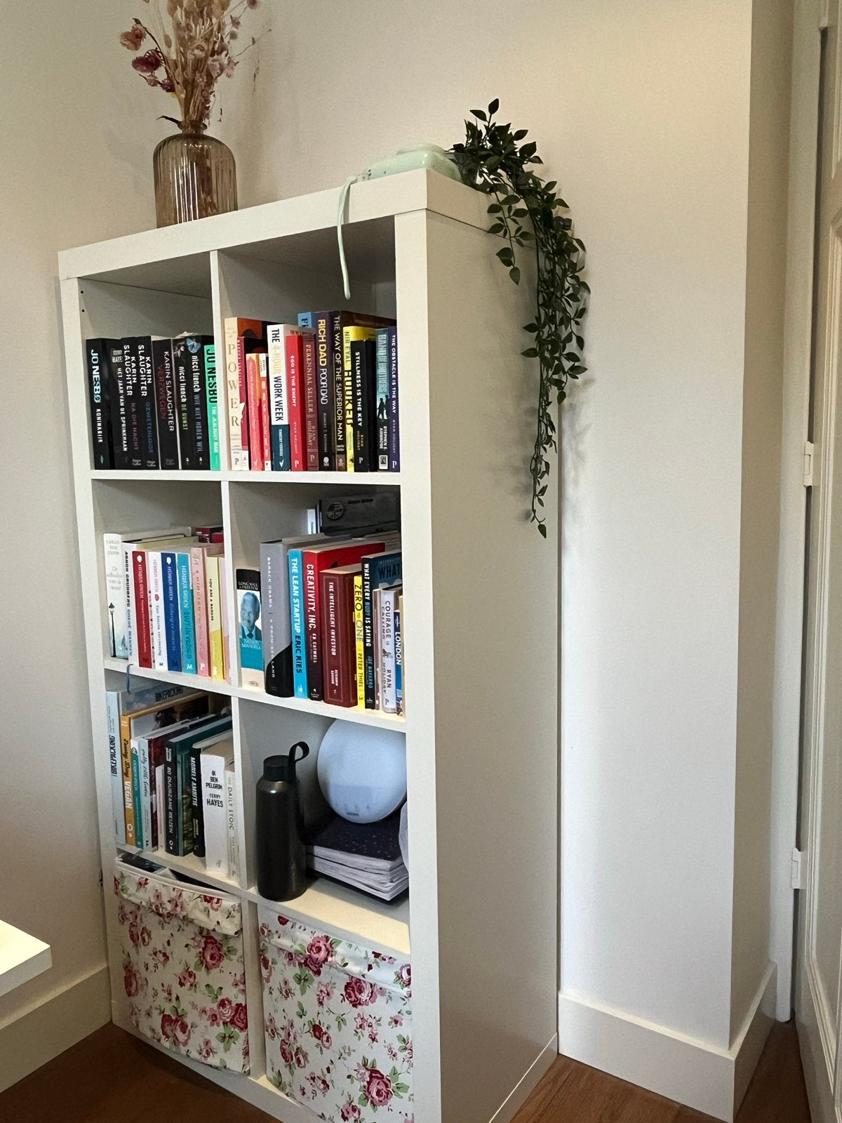 Witte IKEA Kallax kast met 8 vakken - boekenkast