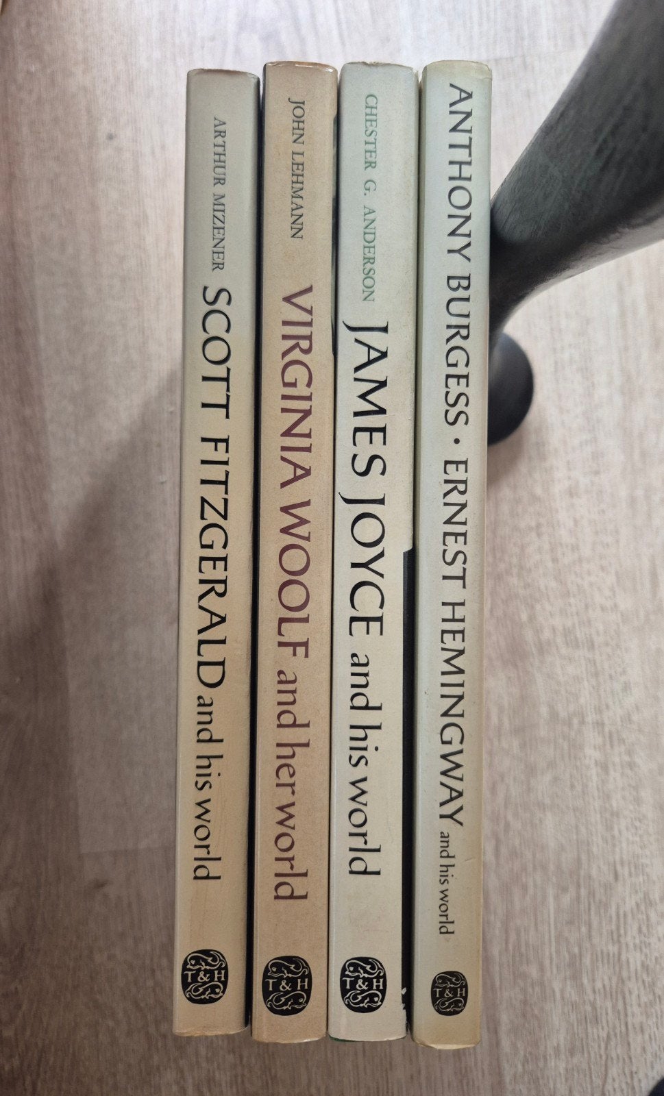 Set van 4 vintage biografieën T&H (Fitzgerald, Woolf, Joyce,, Verzenden, Gelezen