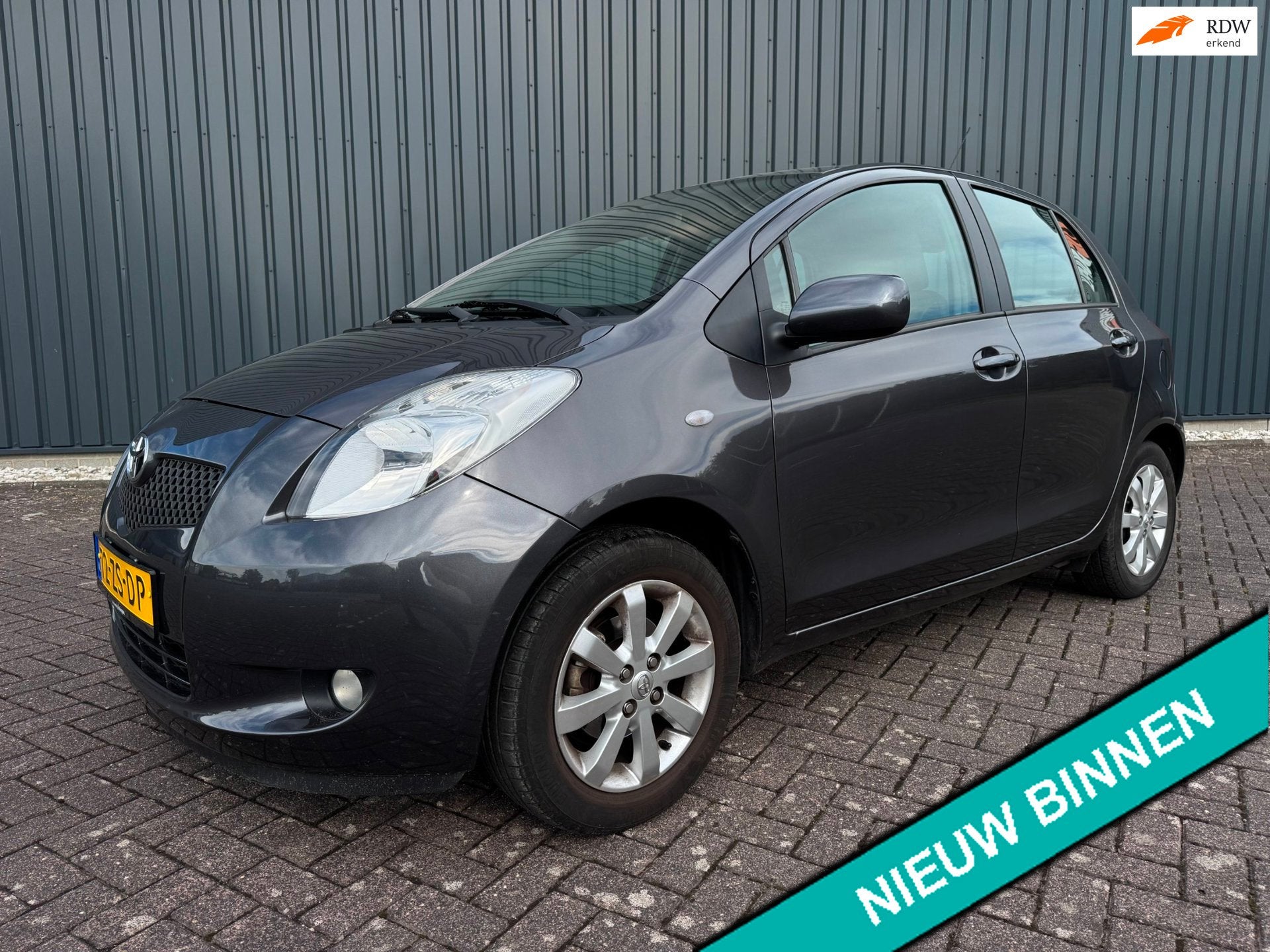 Toyota Yaris 1.3 VVTi Executive MMT (AUTOMAAT/AIRCO/LEER), Dealer onderhouden, 4 cilinders, Bedrijf, 1298 cc