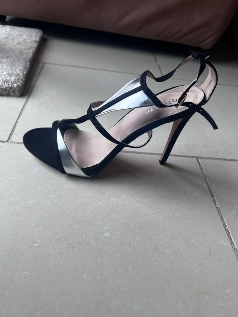 Zwarte en zilveren hakken, Ophalen of Verzenden, Nieuw, Zwart, Sandalen