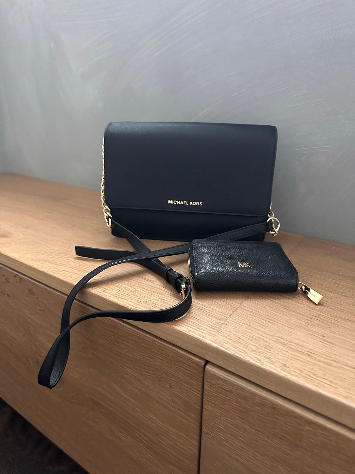 Michael Kors schoudertas met portemonnee, Ophalen of Verzenden, Zo goed als nieuw, Zwart, Schoudertasje