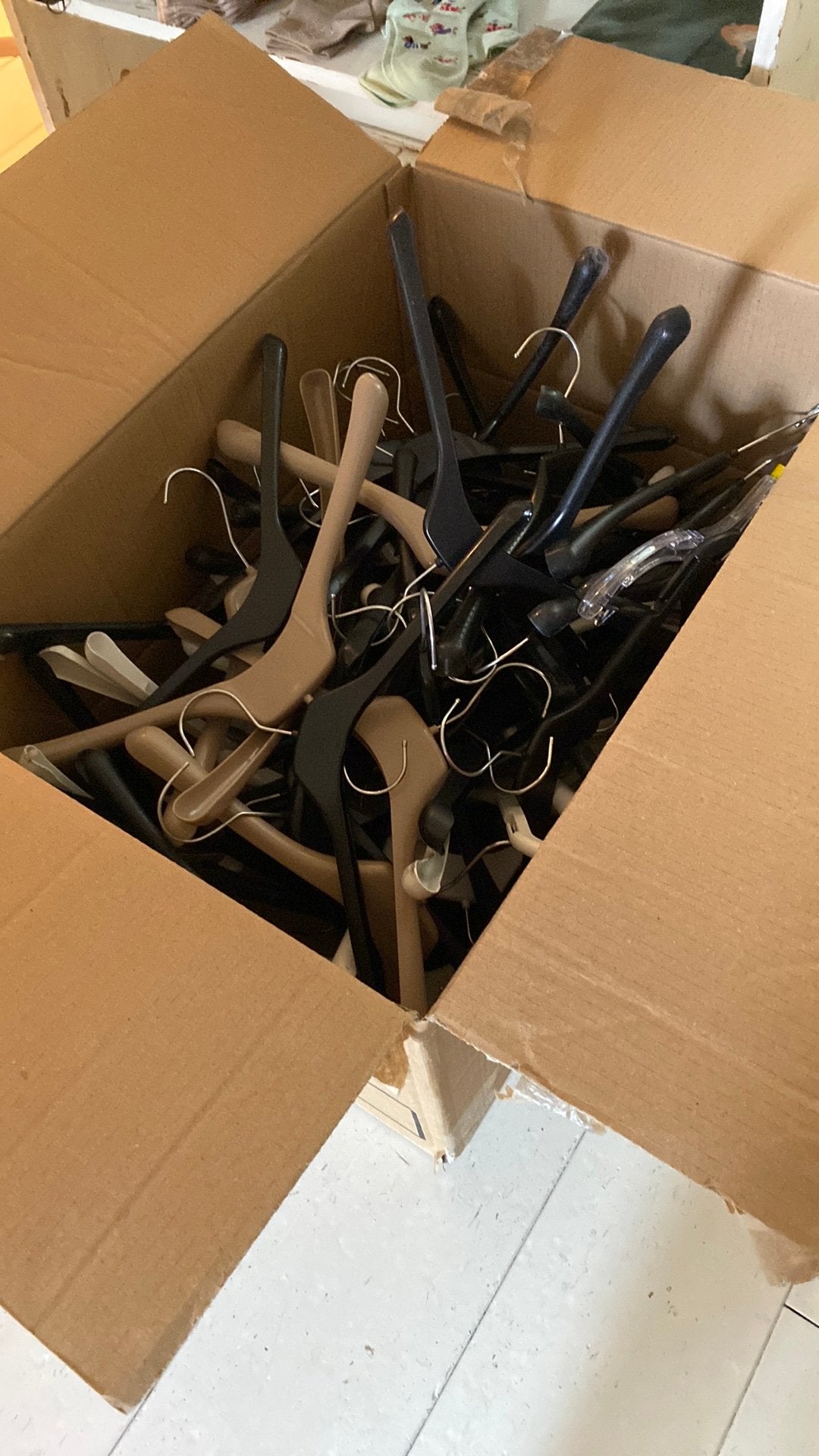 Kledinghangers grote doos uit winkel, Ophalen, Zo goed als nieuw, Kunststof