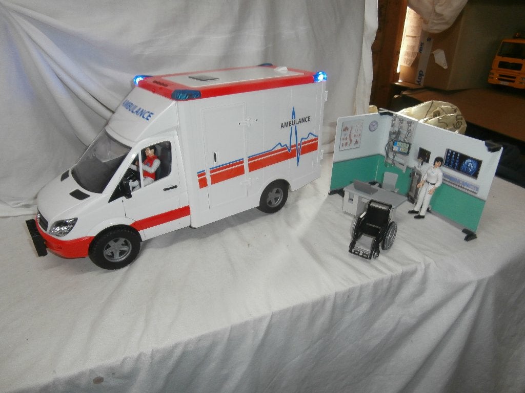 Bruder Ambulance met zwaailichten en complete hulppost, Ophalen, Zo goed als nieuw