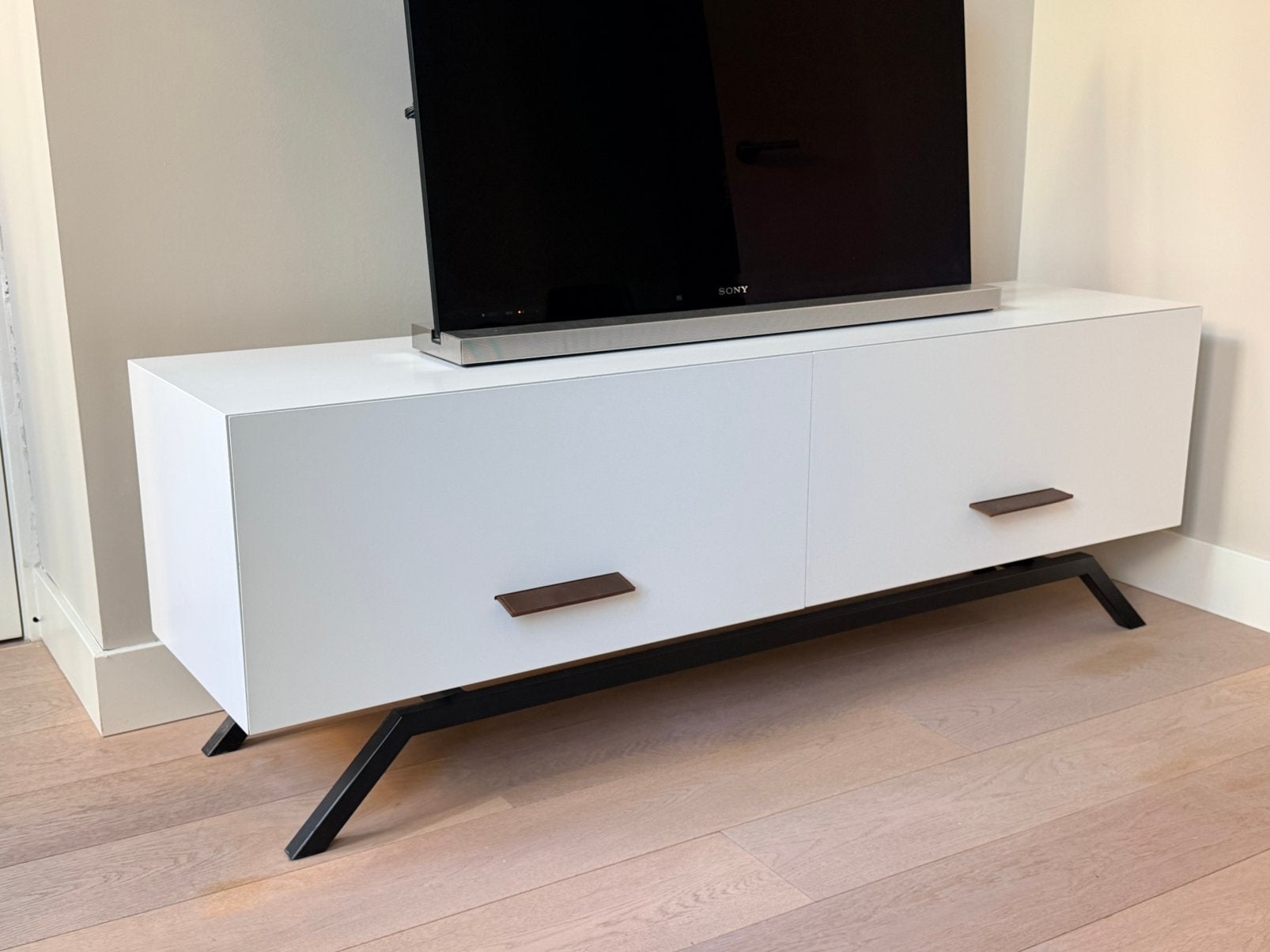 TV-MEUBEL – useless studio, Ophalen, 150 tot 200 cm, Zo goed als nieuw, Minder dan 100 cm