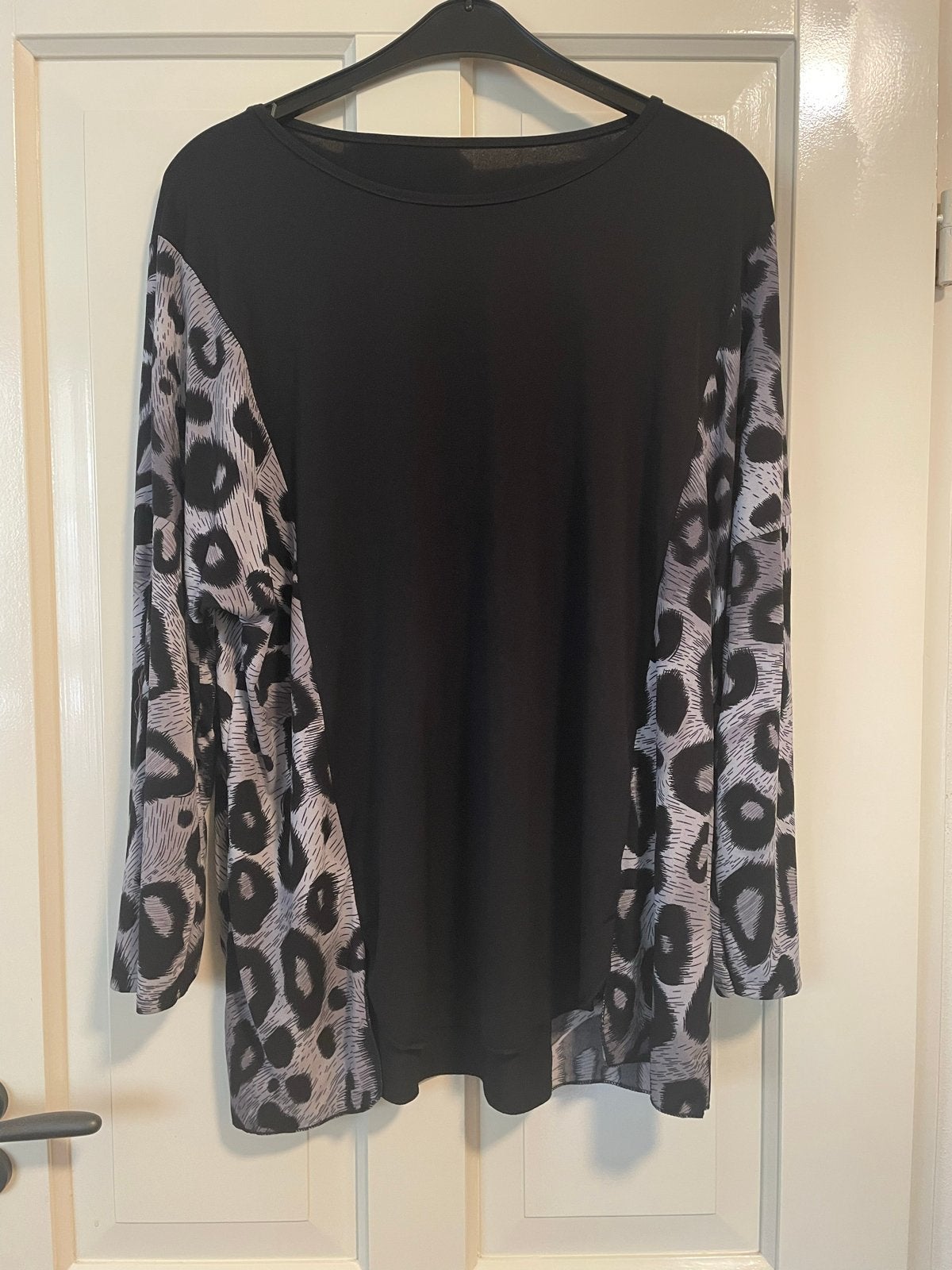 Magna tuniek met dierenprint mouwen, maat 52/54, Ophalen of Verzenden, Gedragen, Zwart, Blouse of Tuniek