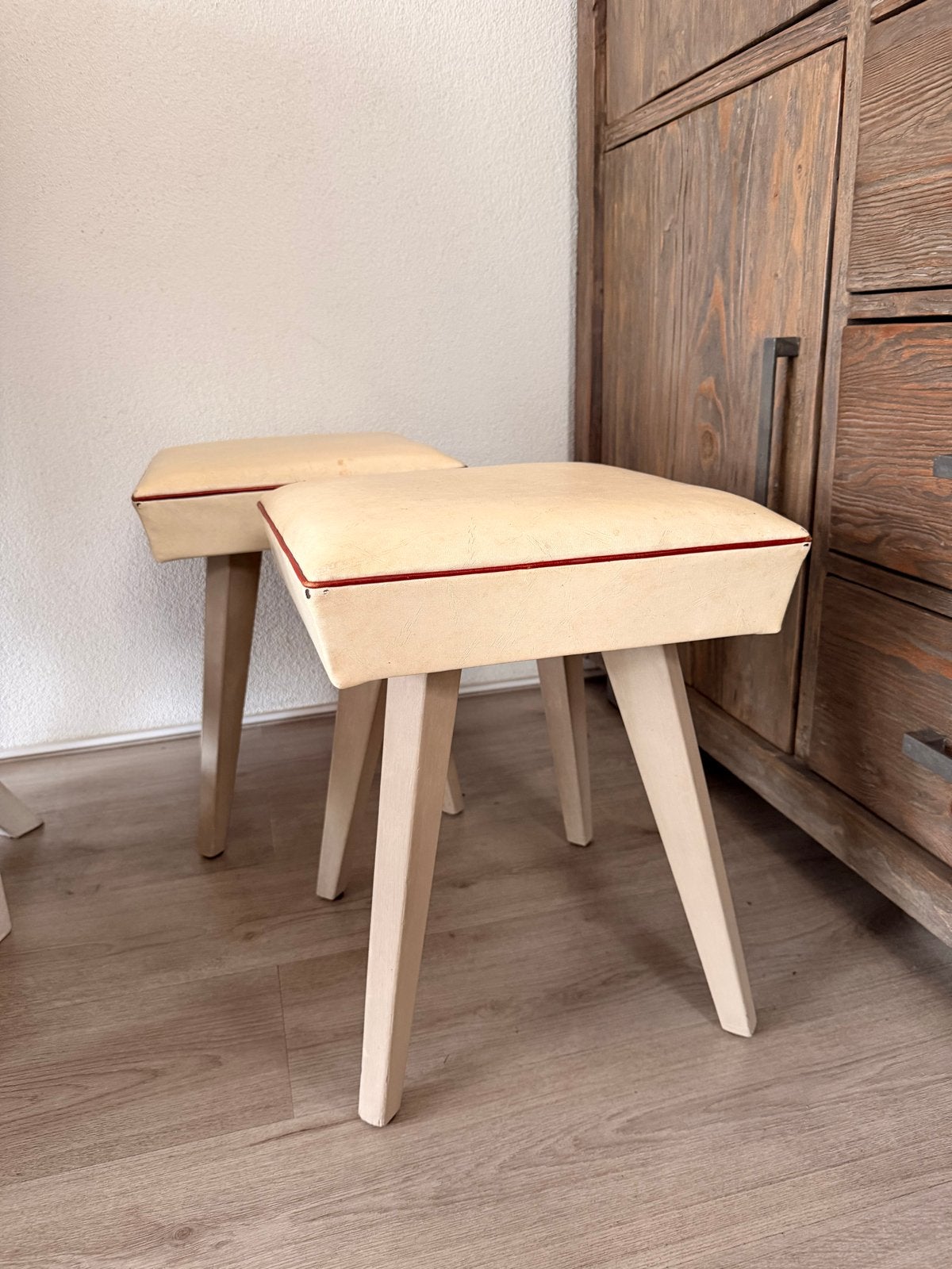 Set van 2 vintage krukjes - Crème met rode bies, Ophalen, Gebruikt, Hout