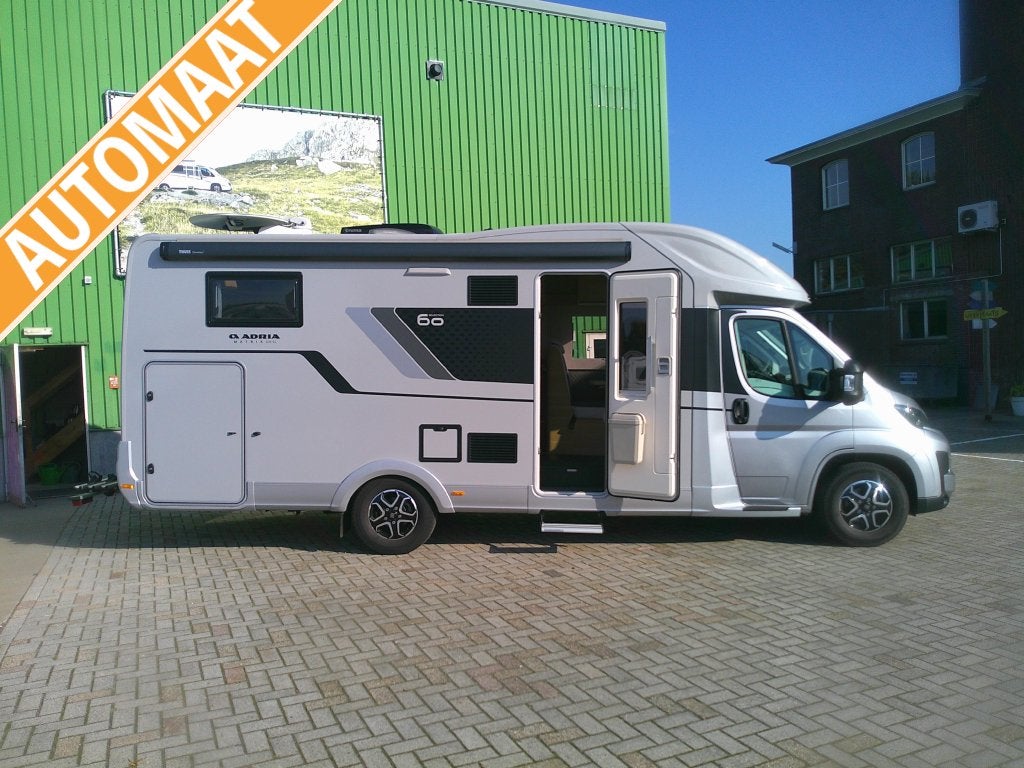 Adria Matrix 670 SL 60 year , 5 persoons, vol accessoires, Caravans en Kamperen, Automaat, Ringverwarming, Fiat, Kluisje
