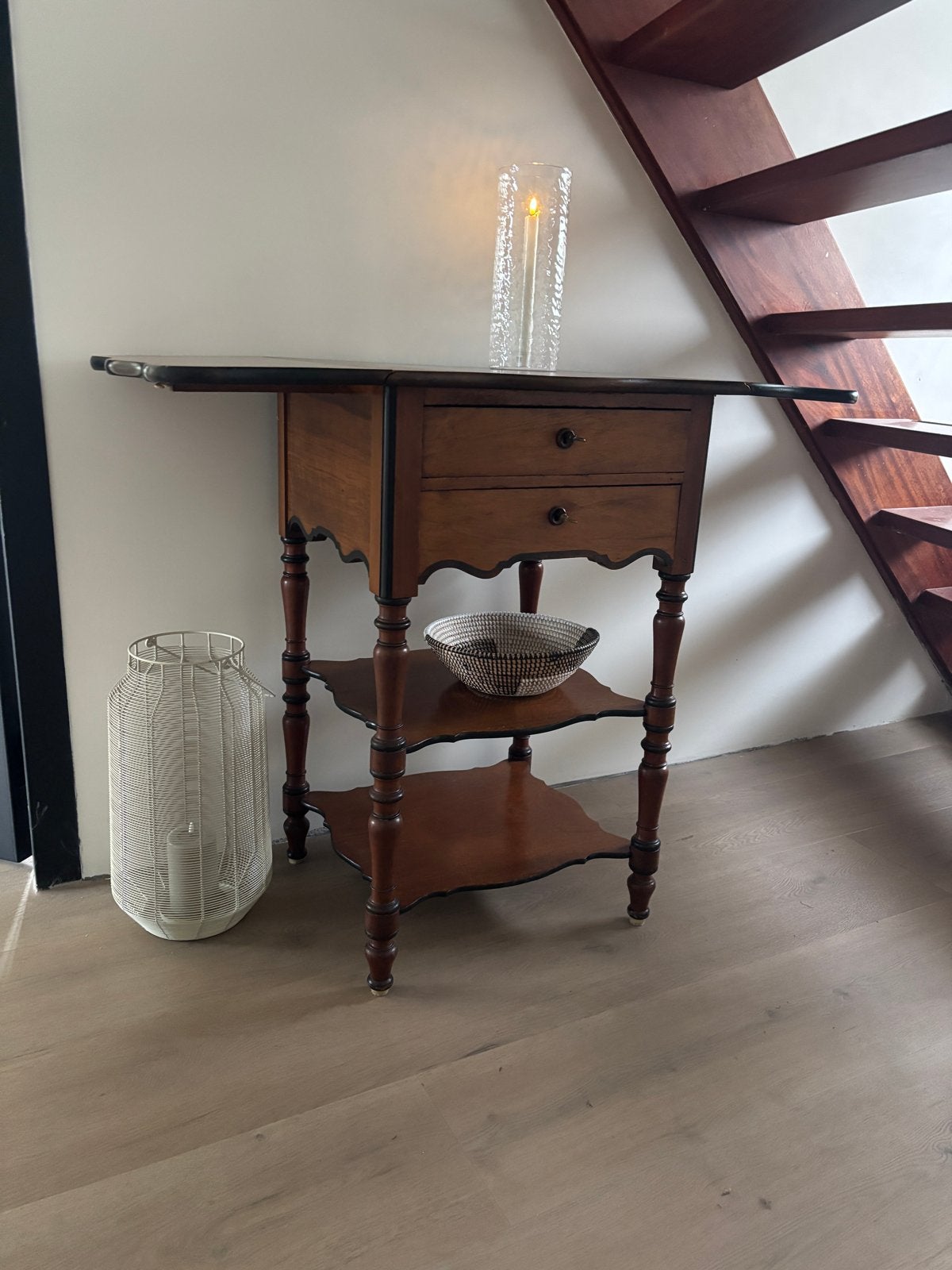 Antieke bijzettafel met lades en uitklapbare bladen, Ophalen
