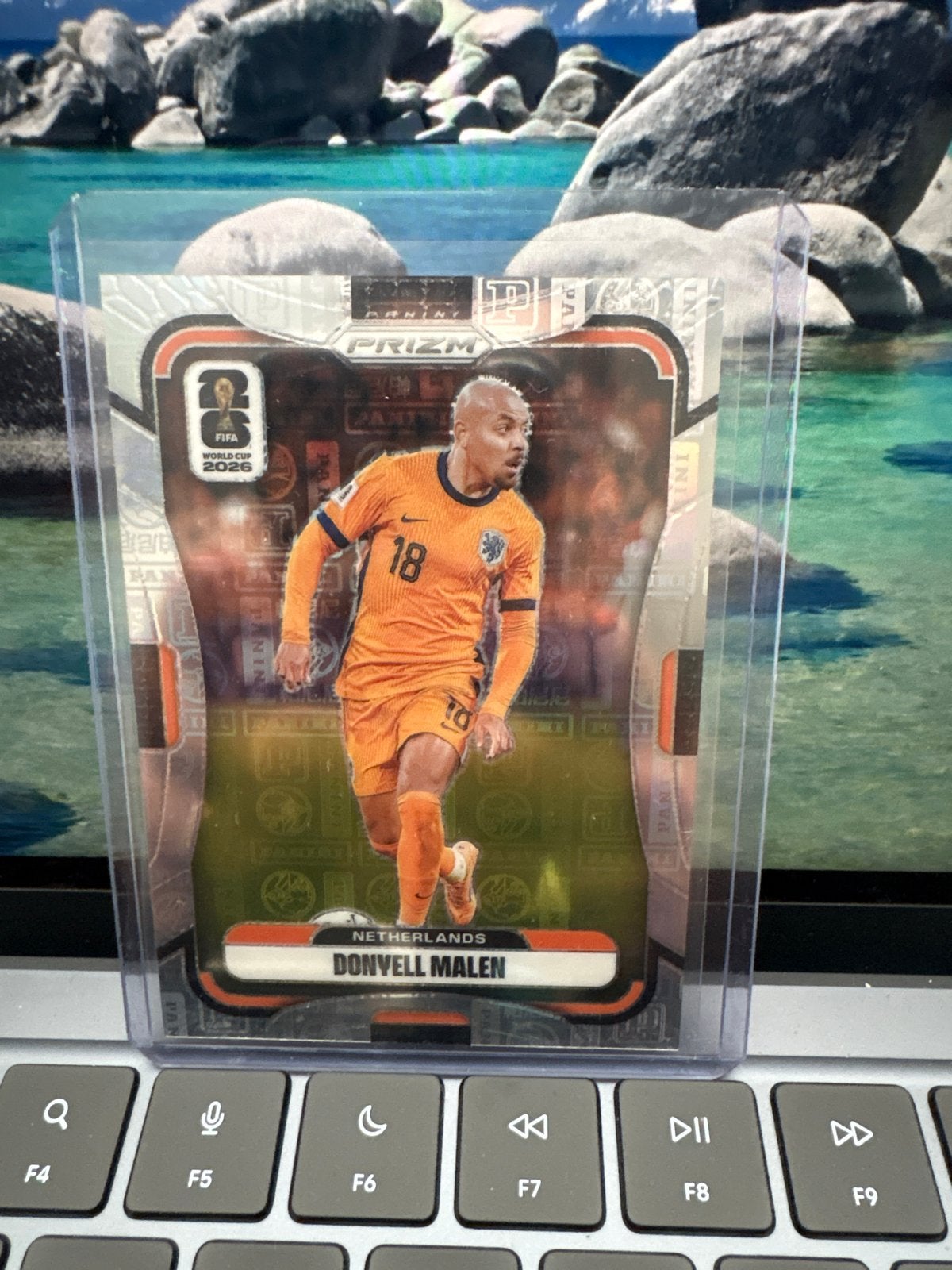 Donyell Malen 2026 World Cup Panini Prizm Logofractor 32/61, Ophalen of Verzenden, Zo goed als nieuw, Buitenlandse clubs, Spelerskaart