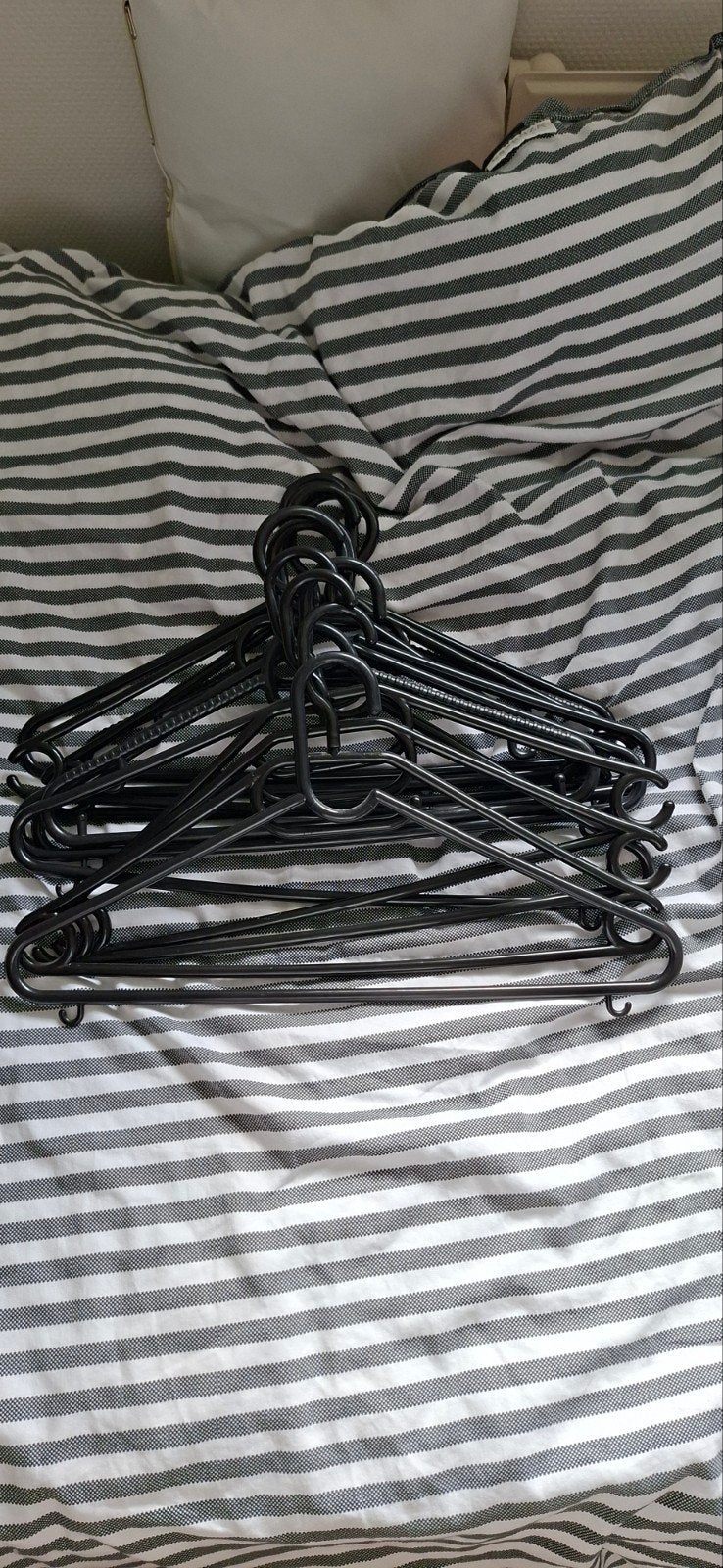 Te koop: 12 zwarte kledinghangers., Ophalen of Verzenden, Gebruikt, Kunststof, Kinderen en Volwassenen