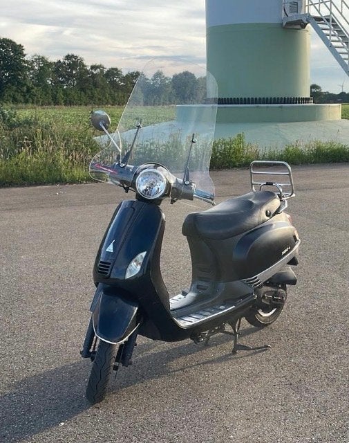Zwarte turbho AL Scooter met Windscherm - Goede Staat, Fietsen en Brommers, Snorfietsen en Snorscooters, Gebruikt, Overige merken