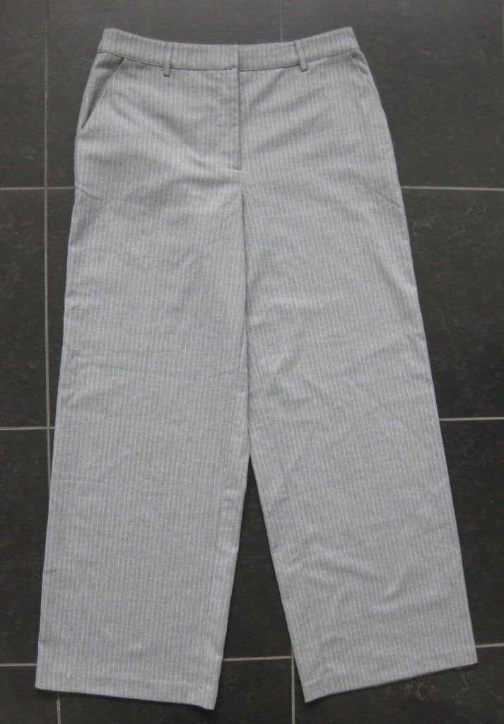 Na-Kd grijze broek krijtstreep, suit trousers rechte pijp 42, NA-KD, Maat 42/44 (L), Ophalen of Verzenden, Zo goed als nieuw