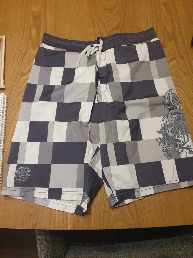 Korte broek. Witte en grijze blokken . Merk Maui. Maat L., Maat 52/54 (L), Ophalen of Verzenden, Grijs, Gedragen