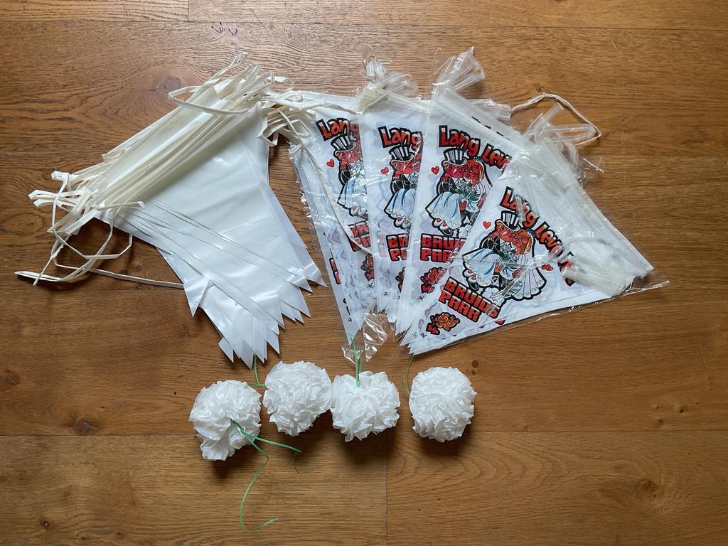 44 Witte plastic roosjes en vlaggenlijnen, Ophalen, Zo goed als nieuw, Versiering, Geboorte of Huwelijk