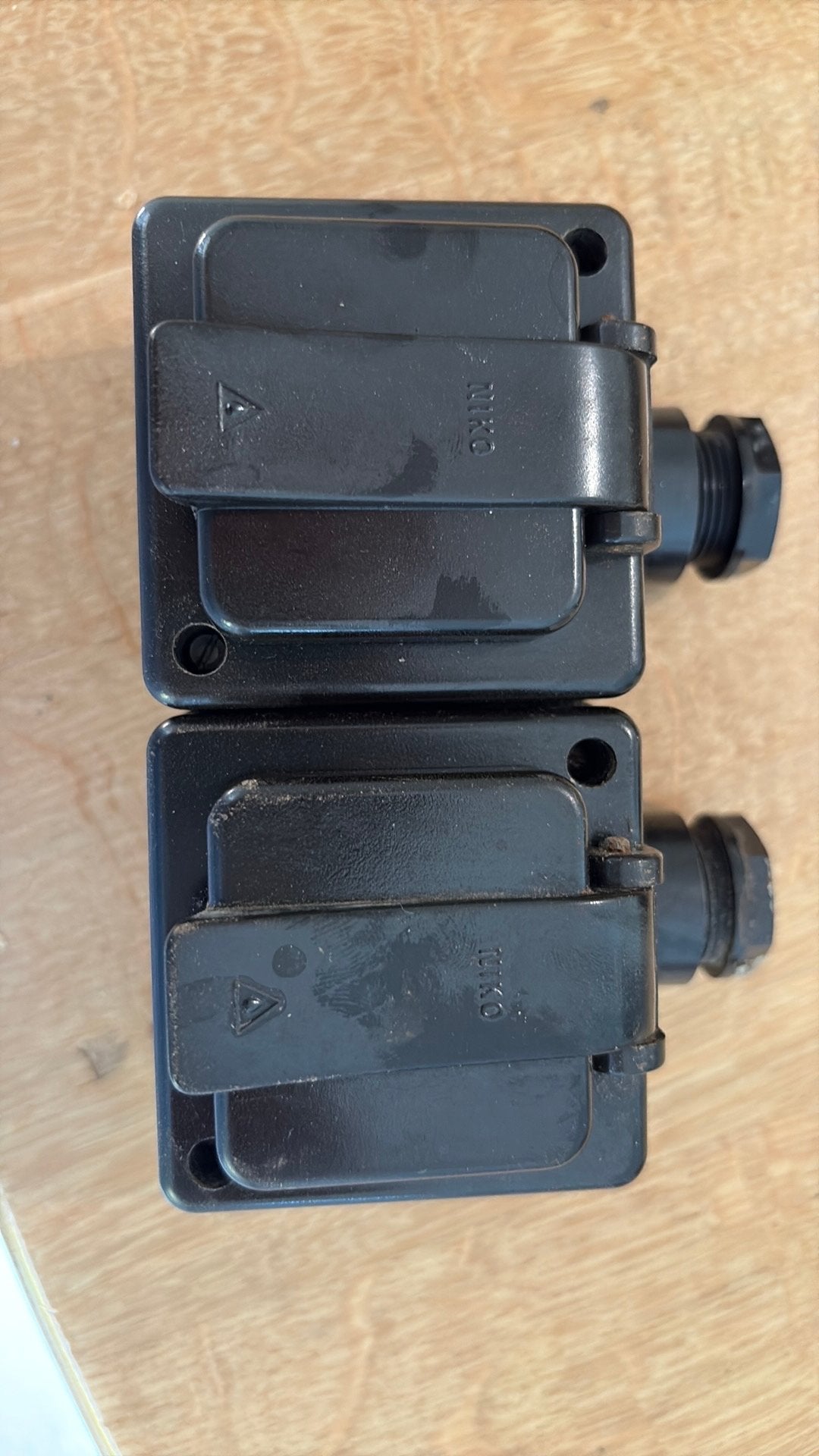 Niko Stopcontact bakeliet met afdekplaat 2 stuks, Ophalen of Verzenden, Gebruikt, Overige merken, Stopcontact