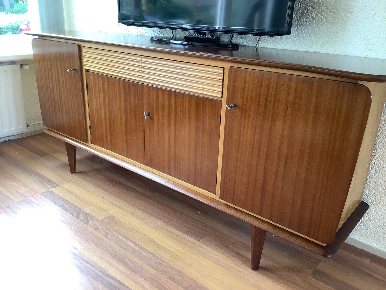 Vintage dressoir sideboard met 2 kleuren hout, Huis en Inrichting, Kasten | Dressoirs, Ophalen, Gebruikt, 25 tot 50 cm, 50 tot 100 cm