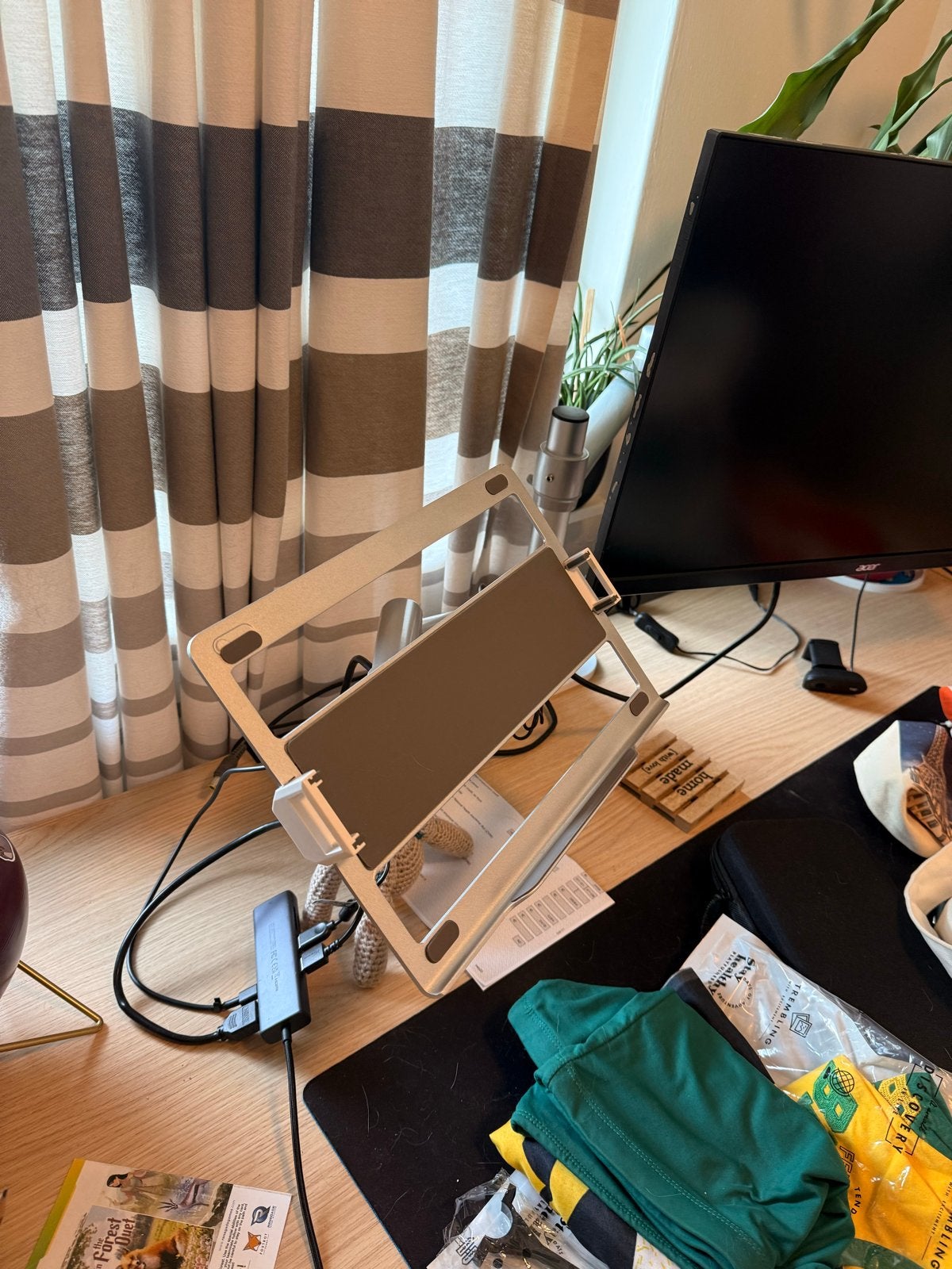 Dubbele monitor- en laptopstandaard - stevig en flexibel, Computers en Software, Monitoren, Ophalen, Zo goed als nieuw, In hoogte verstelbaar