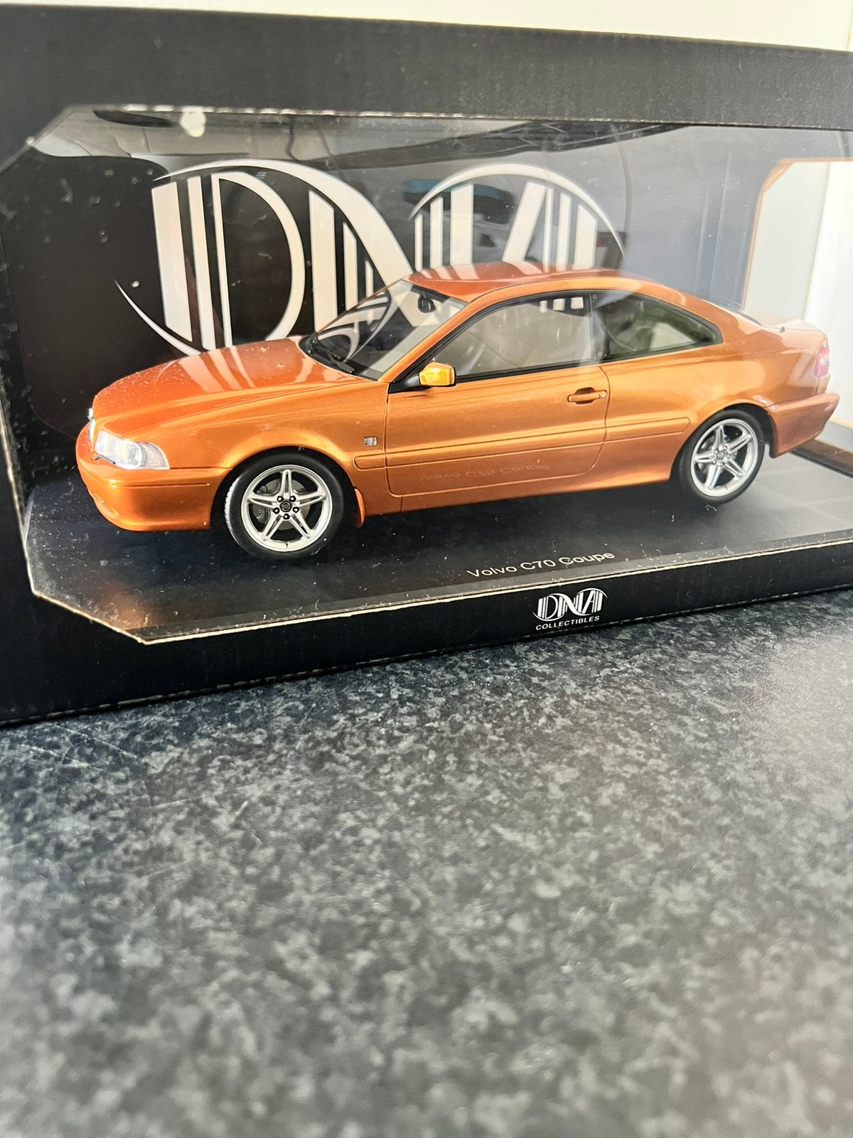 Volvo C70 DNA Nieuw Saffron.1/18, Ophalen of Verzenden, Nieuw, Auto, Overige merken