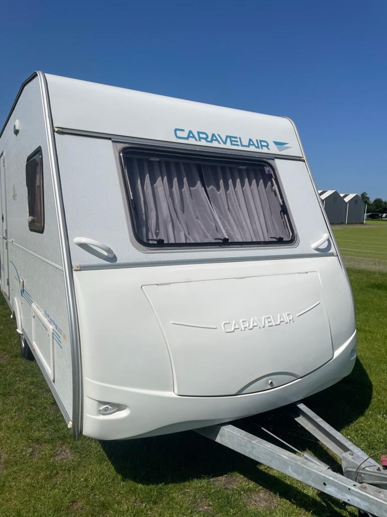 Caravelair Antarès Luxe 400 - Compacte caravan uit 2003, Standaardzit, Omvormbare zithoek, Bedrijf, 4 tot 5 meter