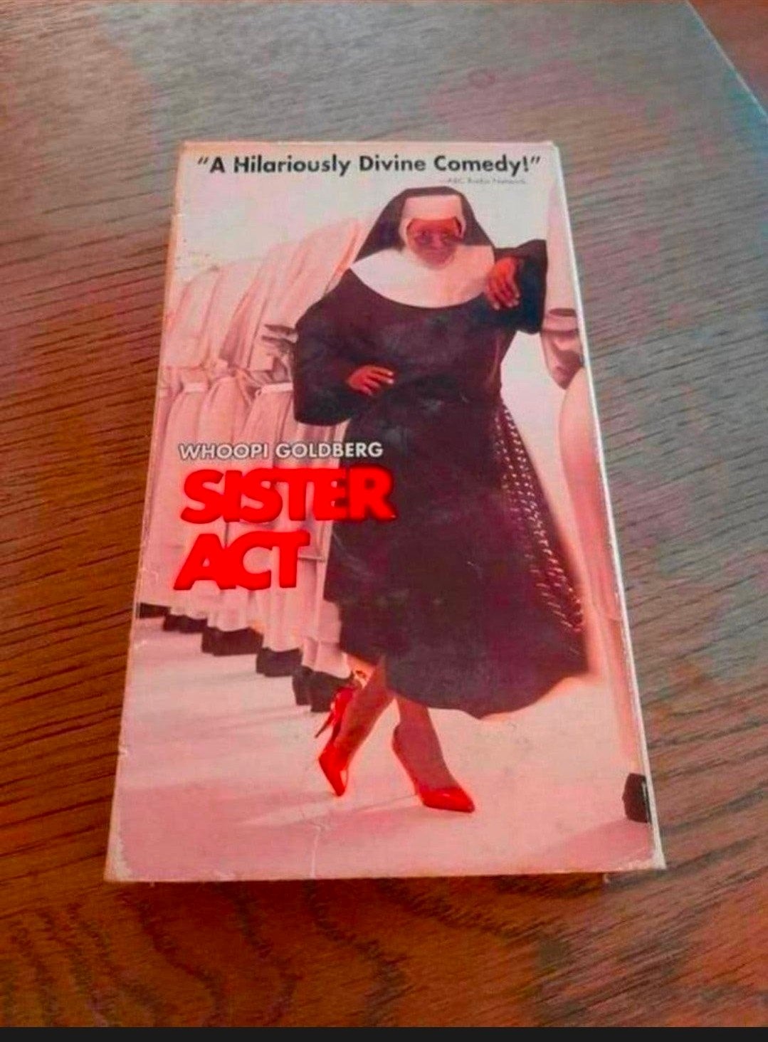 Sister Act videoband. Slip cover. Whoopi Goldberg., Gebruikt, Alle leeftijden, Ophalen of Verzenden, Komedie