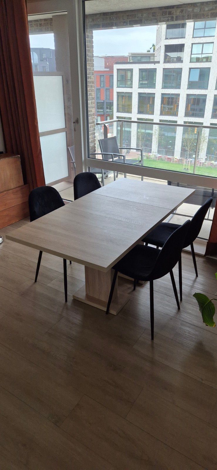 Uitschuifbare eettafel met 4 stoelen