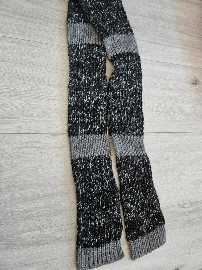 Sjaal grijs handgebreid Nieuw, Kleding | Dames, Mutsen, Sjaals en Handschoenen, Ophalen of Verzenden, Nieuw, Sjaal